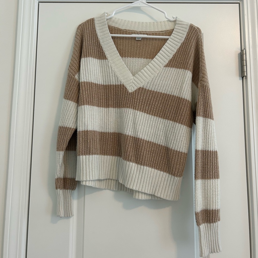 American Eagle Outfitters Cream and Tan V-Neck Sweater